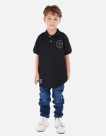 Polo urbano para niño con cuello camisero y estampados decorativos