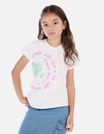 Camiseta crop para niña con estampado corazón