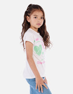 Camiseta crop para niña con estampado corazón