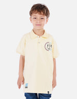 Polo urbano para niño con cuello camisero y estampados decorativos