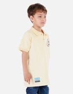 Polo urbano para niño con cuello camisero y estampados decorativos