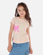 Camiseta crop para niña con estampado corazón