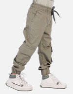 Jogger cargo para niño con bolsillos laterales y pretina ajustable