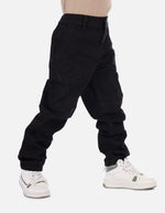 Pantalón tipo carpintero para niño con bolsillos decorativos