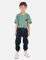 Jogger cargo para niño con bolsillos laterales y pretina ajustable