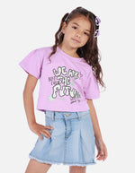 Camiseta crop para niña con estampado urbano