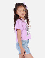 Camiseta crop para niña con estampado urbano