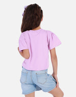 Camiseta crop para niña con estampado urbano