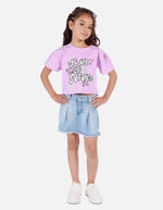 Camiseta crop para niña con estampado urbano