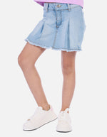 Falda short corta tipo denim para niña con bota desflecada y pliegues