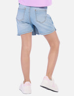 Falda short corta tipo denim para niña con bota desflecada y pliegues