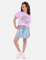 Falda short corta tipo denim para niña con bota desflecada y pliegues