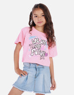 Camiseta crop para niña con estampado urbano