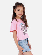 Camiseta crop para niña con estampado urbano