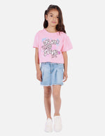Camiseta crop para niña con estampado urbano