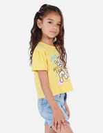 Camiseta crop para niña con estampado urbano
