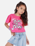 Camiseta crop para niña con estampado urbano
