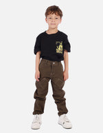 Pantalón tipo carpintero para niño con bolsillos decorativos