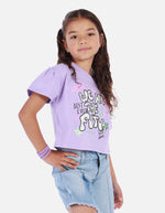 Camiseta crop para niña con estampado urbano