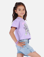 Camiseta crop para niña con estampado urbano