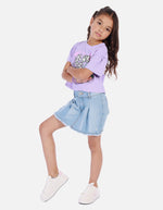 Camiseta crop para niña con estampado urbano
