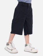 Bermuda carpintera para niño con bolsillos decorativos