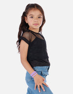 Blusa tipo crop para niña con diseño de malla