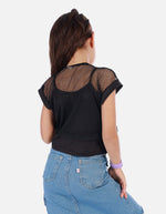 Blusa tipo crop para niña con diseño de malla