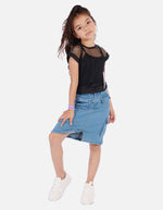 Blusa tipo crop para niña con diseño de malla