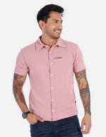Camisa casual para hombre con cuello amplio y botones frontales