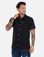 Camisa casual para hombre con cuello amplio y botones frontales