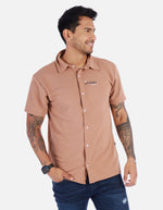 Camisa casual para hombre con cuello amplio y botones frontales