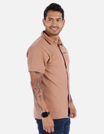 Camisa casual para hombre con cuello amplio y botones frontales