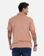 Camisa casual para hombre con cuello amplio y botones frontales