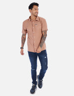Camisa casual para hombre con cuello amplio y botones frontales