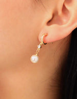 Aretes Colgantes Dorados con Perla y Circonia