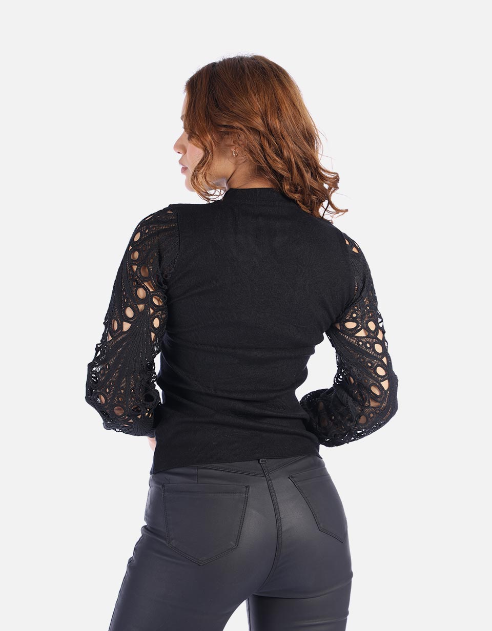 Blusa tejida con mangas en encaje