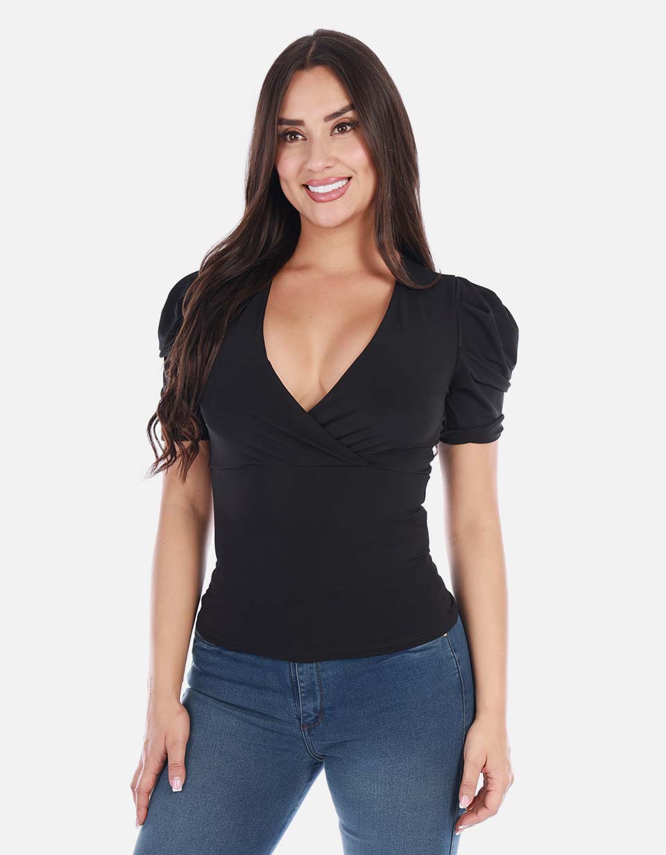 Blusa femenina con escote en V