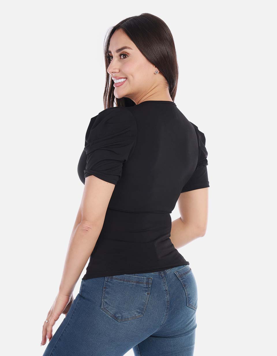 Blusa femenina con escote en V