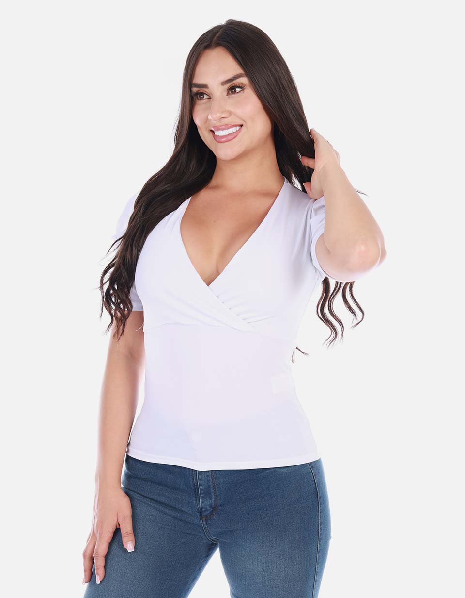 Blusa femenina con escote en V