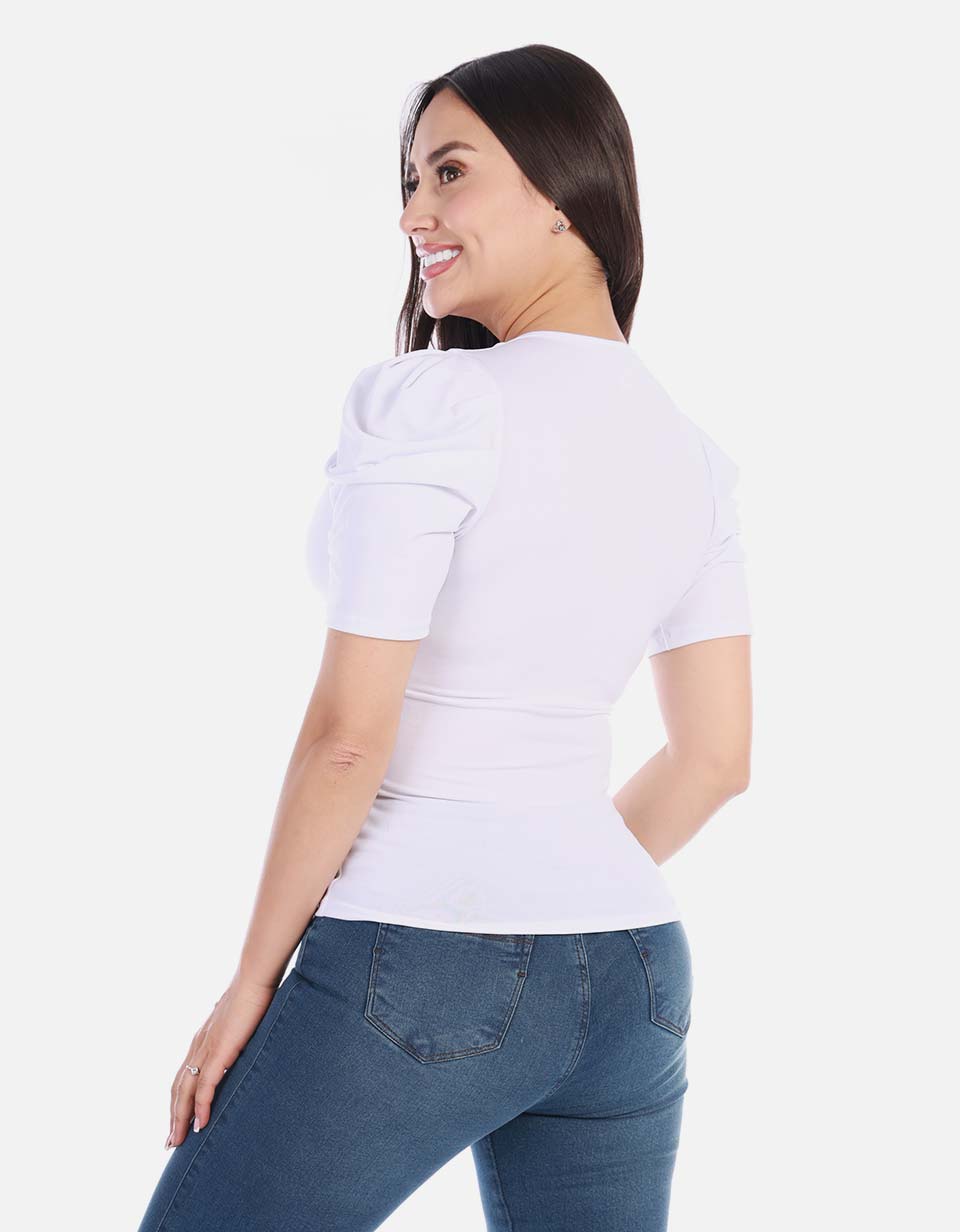Blusa femenina con escote en V