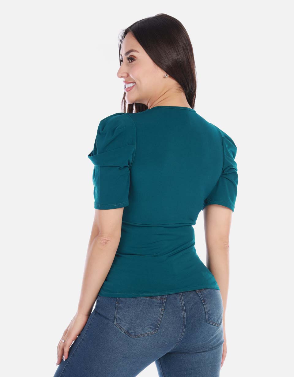 Blusa femenina con escote en V