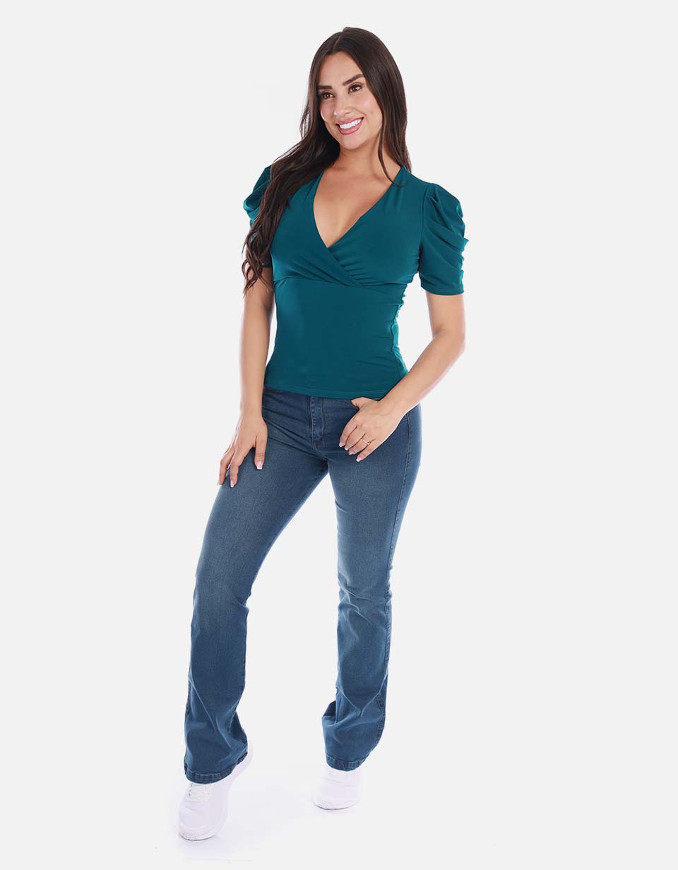 Blusa femenina con escote en V