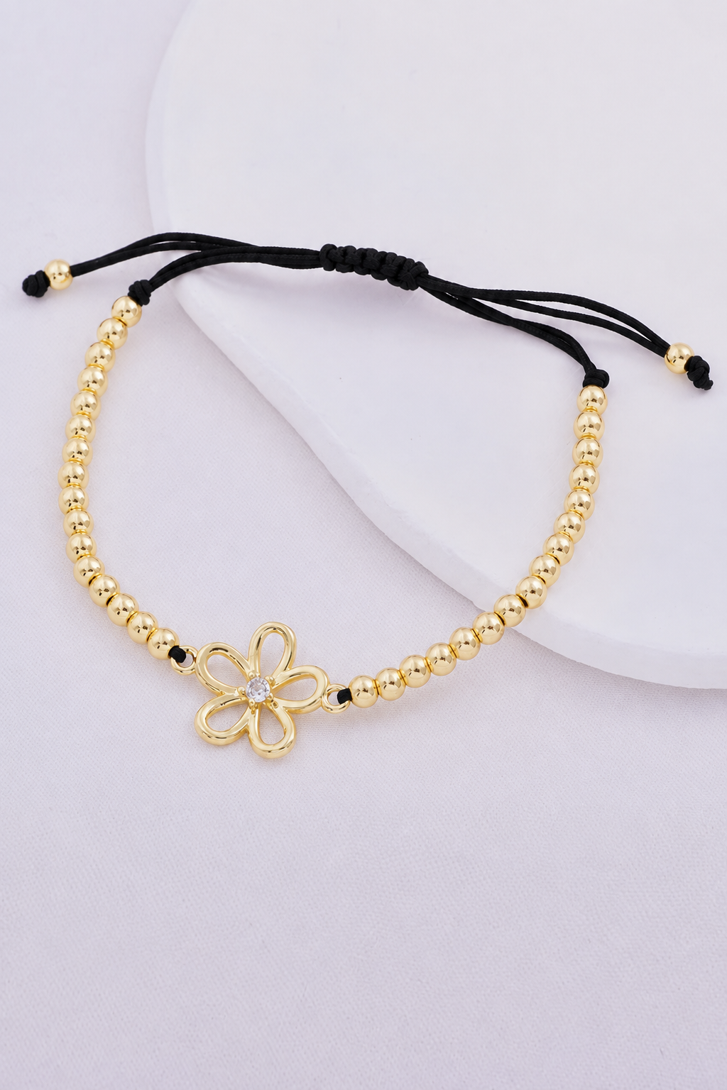 Pulsera con dije de flor y piedra brillante, hilo negro